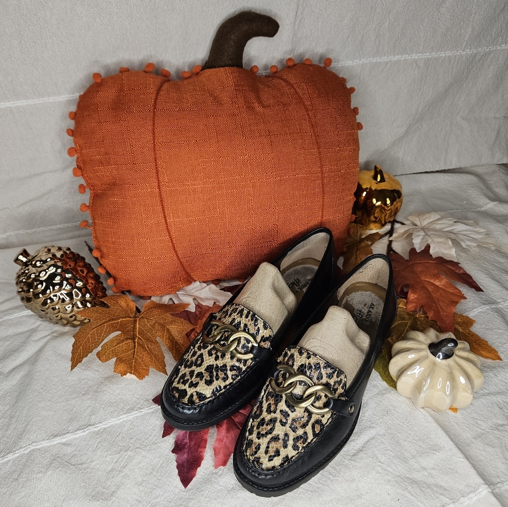 AK Anne Klein iflex Leopard top/Black bottom Loafers Size 7 1/2 M